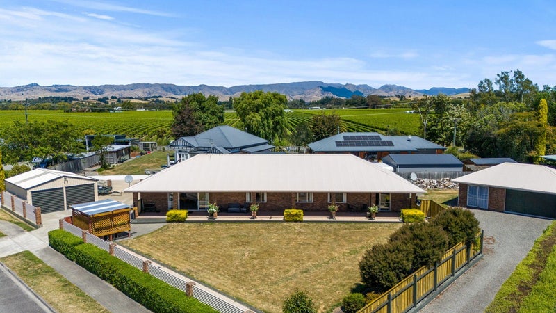 10 Temple Mews, Renwick, Renwick - Carousel 1