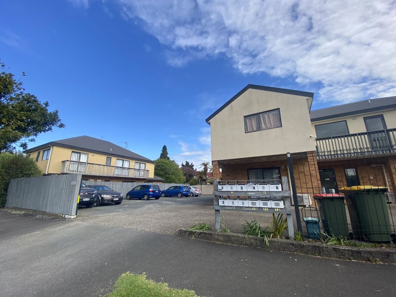 2 Vine Street, Hillcrest, Hamilton - Carousel 1