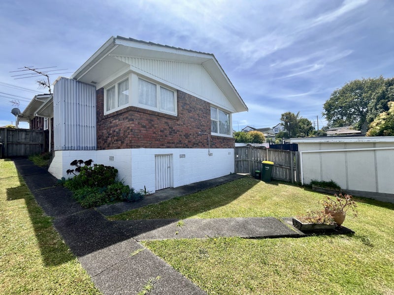 8 Manuka Road, Glenfield, Auckland - Carousel 1