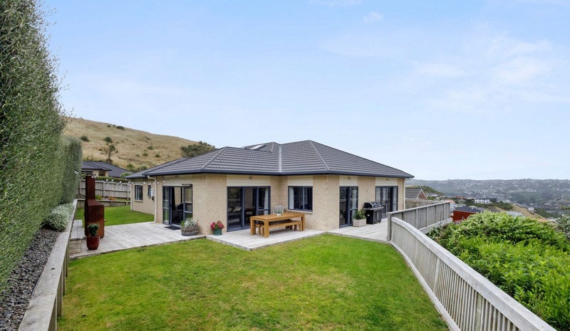 17 Gifford Grove, Churton Park, Wellington - Carousel 1