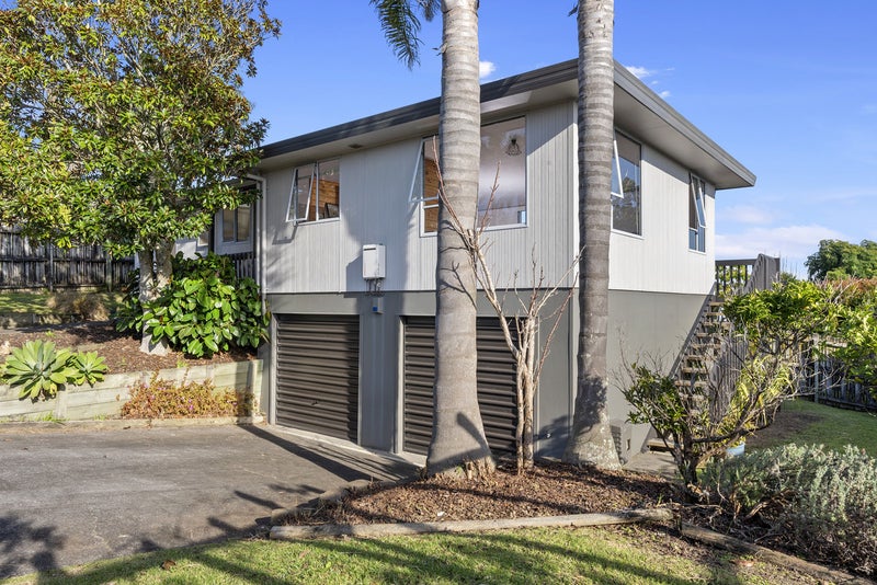 1/17 Grenadine Place, Unsworth Heights, Auckland - Carousel 1