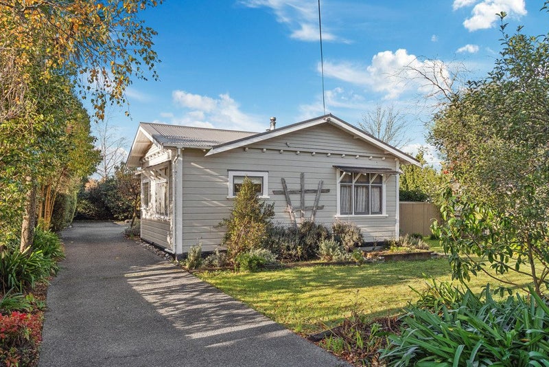 182 High Street North, Carterton - Carousel 23