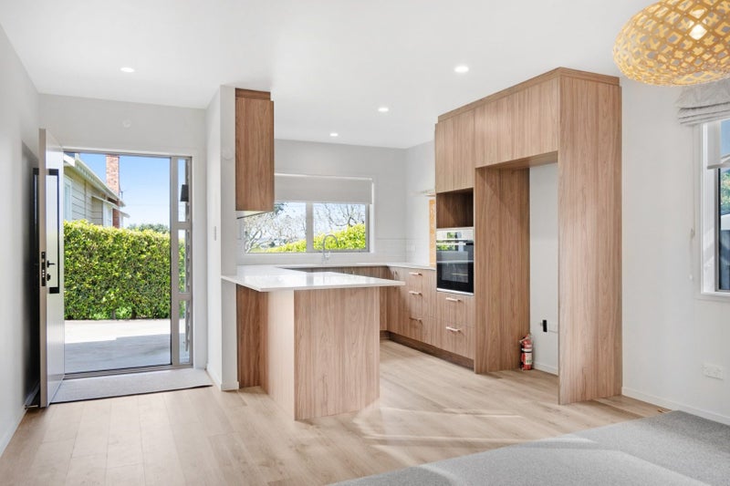 61A Owairaka Avenue, Mount Albert, Auckland - Carousel 2