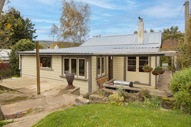 16 Wellington Street, Enfield, Oamaru - Carousel 1