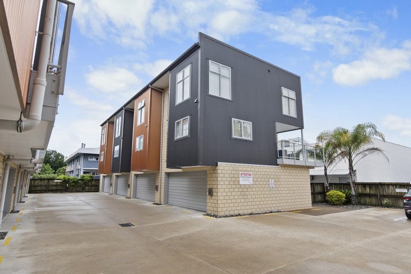 4/9 Vialou Street, Hamilton Central, Hamilton - Carousel 1