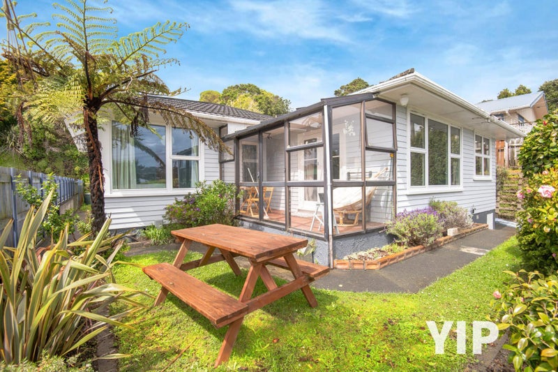 7 Catherine Crescent, Paparangi, Wellington - Carousel 1