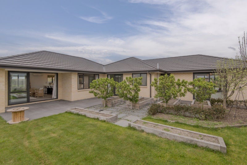 8 Barton Fields Drive, Lincoln, Lincoln - Carousel 1