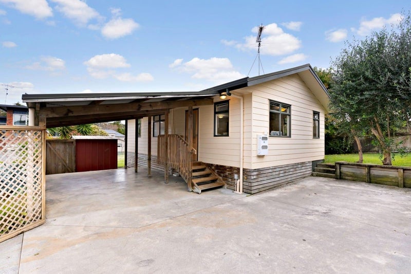 4 Marine Parade, Mellons Bay, Auckland - Carousel 1