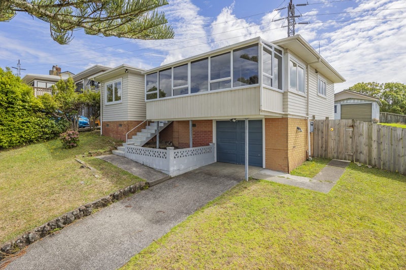 10 Camelot Place, Glenfield, Auckland - Carousel 1