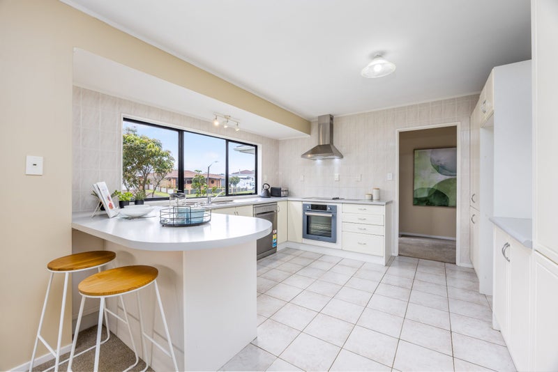 4 Settlers Grove, Orewa, Orewa - Carousel 2