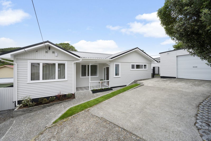 76 Clyde Street, Island Bay, Wellington - Carousel 1