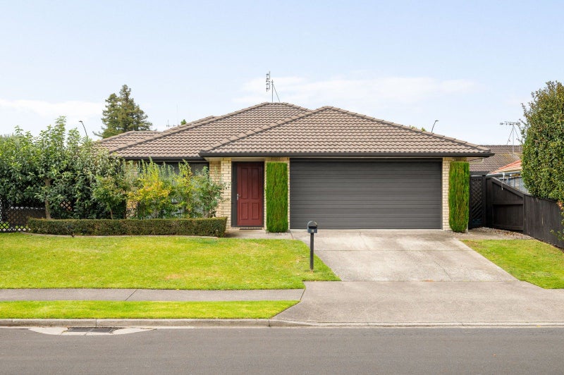 8 Parkside Drive, Huntington, Hamilton - Carousel 1