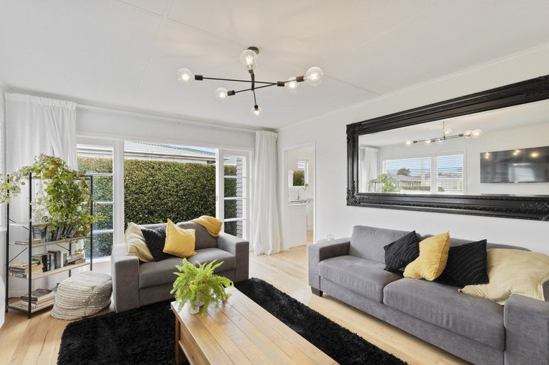 9 Trafalgar Street, Westown, New Plymouth - Carousel 2