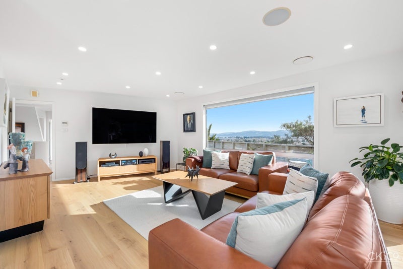 212 Whites Line East, Waiwhetu, Lower Hutt, Wellington - Carousel 1