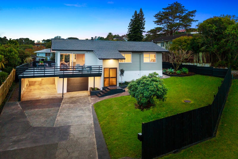 4 Halcombe Place, Green Bay, Waitakere City, Auckland - Carousel 1