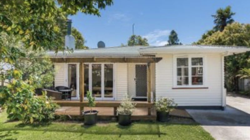 10 Denbigh Place, Awapuni, Palmerston North - Carousel 1