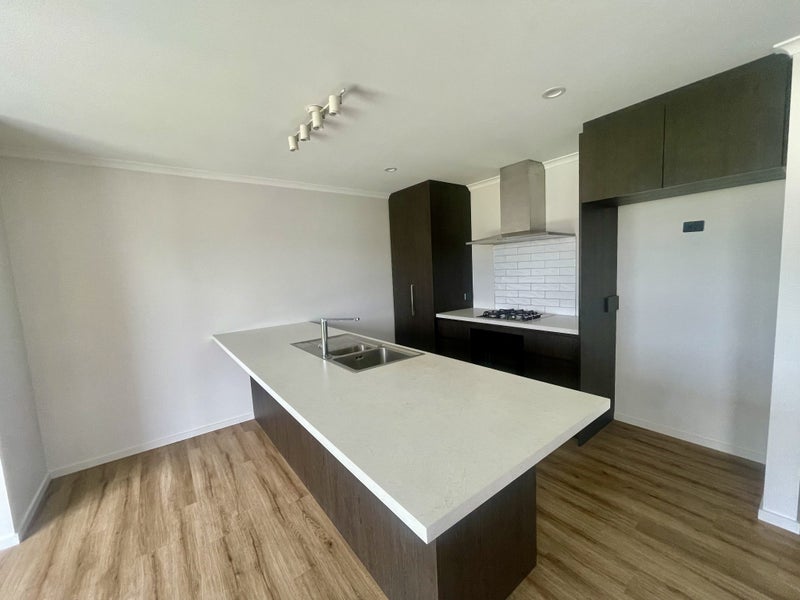 10 Esher Lane, Richmond, Richmond - Carousel 2