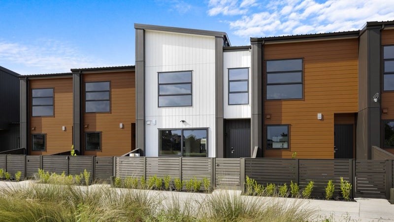 121 Otuwairoa Esplanade, Ōpaheke, Papakura - Carousel 1