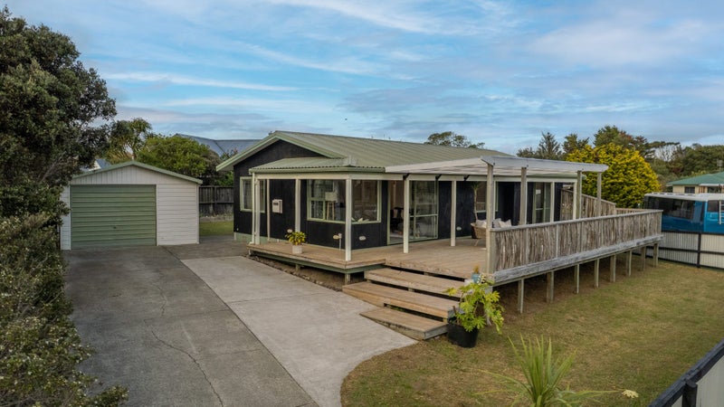 38 Freyberg Crescent, Waikanae Beach, Waikanae - Carousel 1