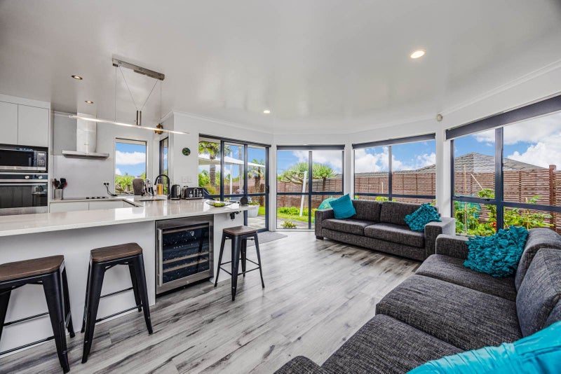 28 Earnslaw Crescent, Clover Park, Auckland - Carousel 2