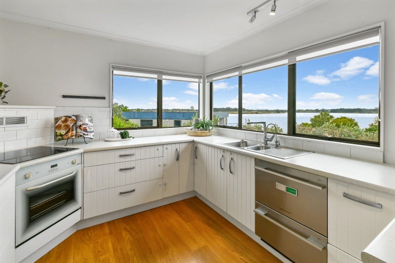 7 Cumbrian Place, Conifer Grove, Takanini - Carousel 2