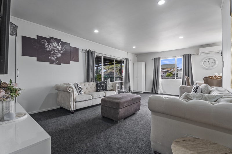 1 Leslie Place, Deanwell, Hamilton - Carousel 1