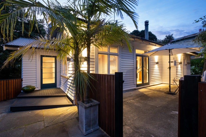 2 Convent Road, Bluff Hill, Napier - Carousel 17