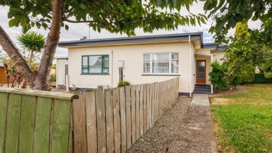 2 Hobson Place, Takaro, Palmerston North - Carousel 1
