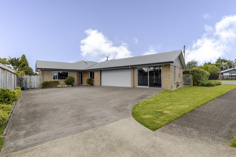 2 Oakwood Drive, Highlands Park, New Plymouth - Carousel 1