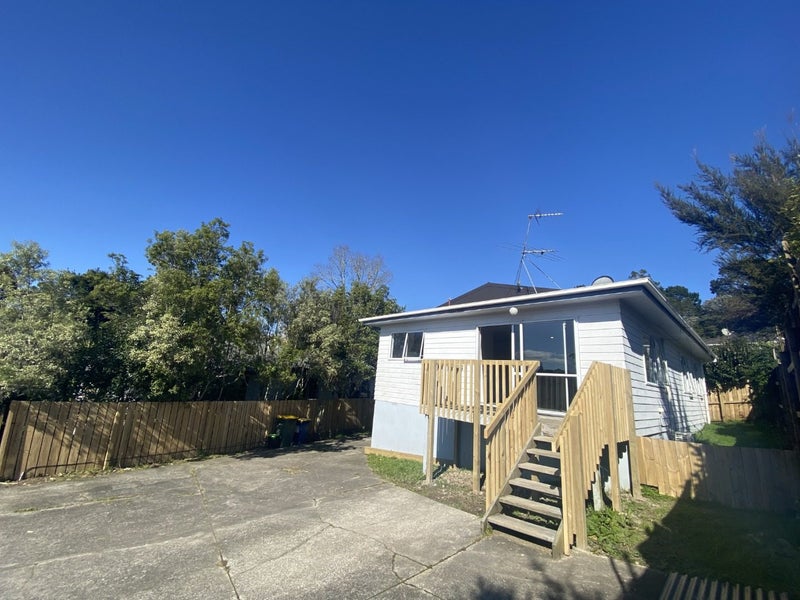 5 Meadowvale Rise, Titirangi, Auckland - Carousel 1