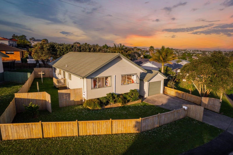 11 Killygordon Place, Massey, Auckland - Carousel 1