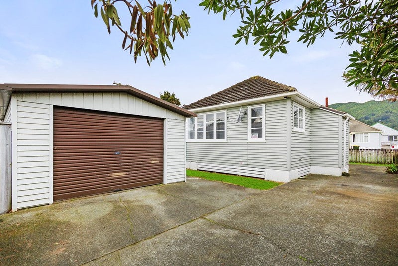 1/1 STRAND CRESCENT, NAENAE, LOWER HUTT - Carousel 1