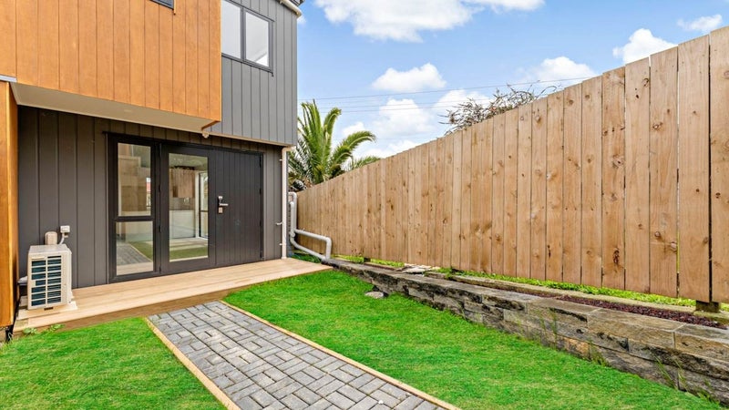 6/300 Great North Road, Henderson, Auckland - Carousel 1