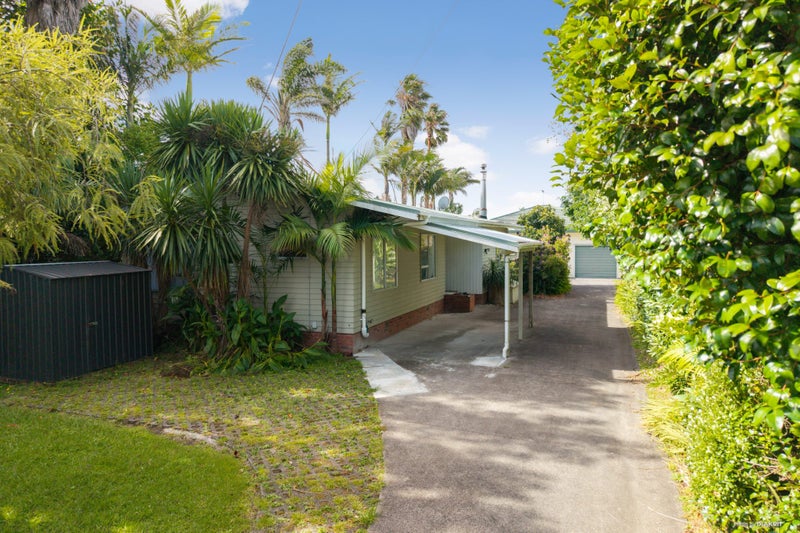 22 Doment Crescent, Orewa, Orewa - Carousel 1