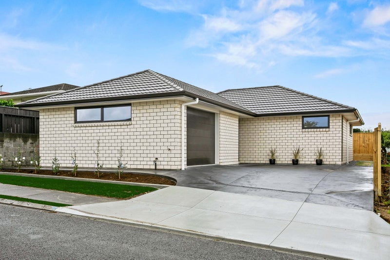 2B Sandel Rise, Merrilands, New Plymouth - Carousel 1