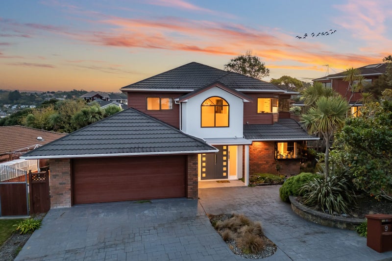 9 Molyneux Close, Whitby, Porirua - Carousel 1