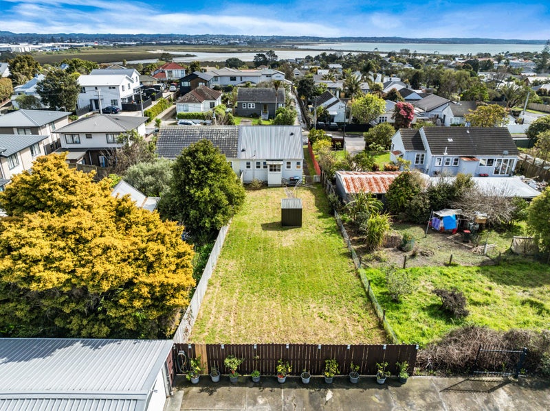 6 Tutuki Street, Waterview, Auckland - Carousel 13