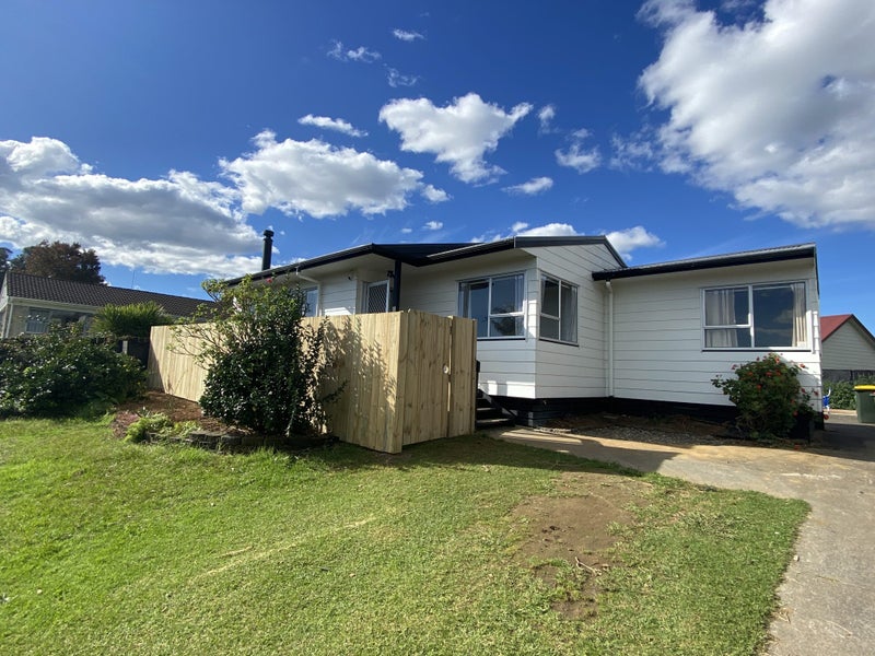 37 Seaward Place, Wattle Downs, Manukau City, Auckland - Carousel 1