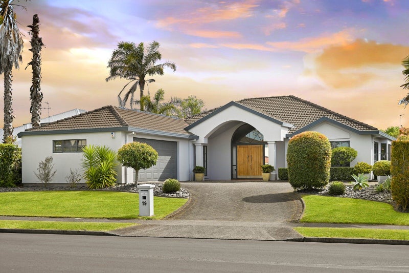 19 Montrose Crescent, Huntington, Hamilton - Carousel 1