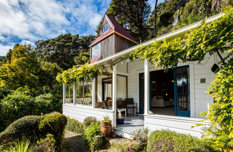 3 Huia Road, Days Bay, Lower Hutt - Carousel 1