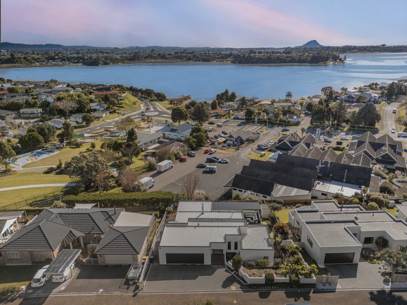 8 Lorrigan Way, Welcome Bay, Tauranga - Carousel 1