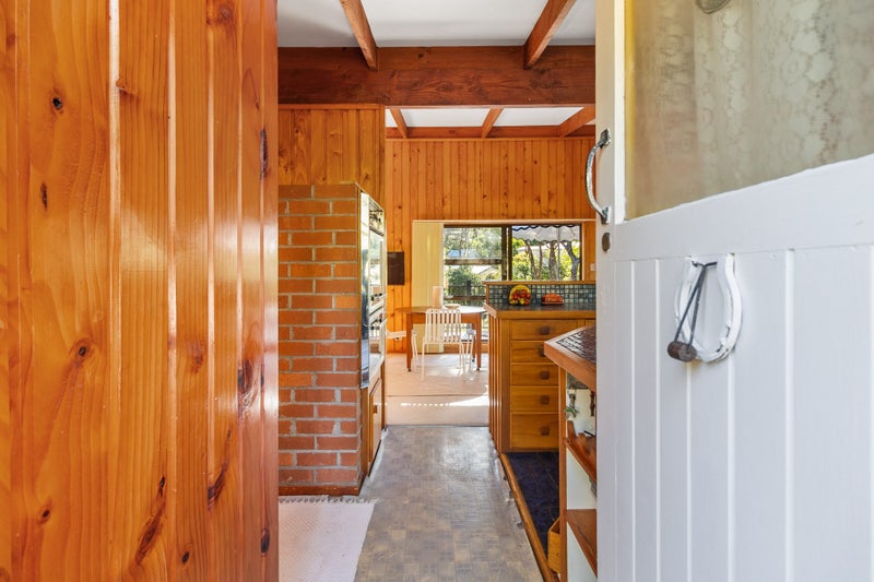 10 Crescent Road East, Ostend, Waiheke Island - Carousel 2