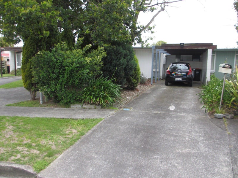 11 Westmere Place, Takaro, Palmerston North - Carousel 1