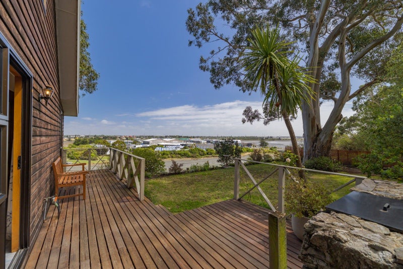7 Cannon Hill Crescent, Mount Pleasant, Christchurch - Carousel 2