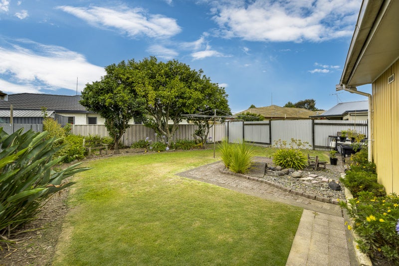 20 Warwick Crescent, Taradale, Napier - Carousel 2