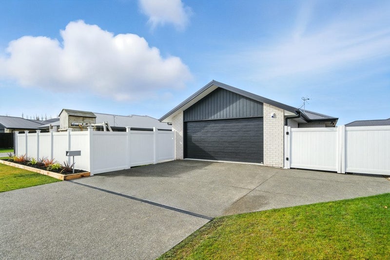 17 Cleaver Street, Woodend, Woodend - Carousel 1