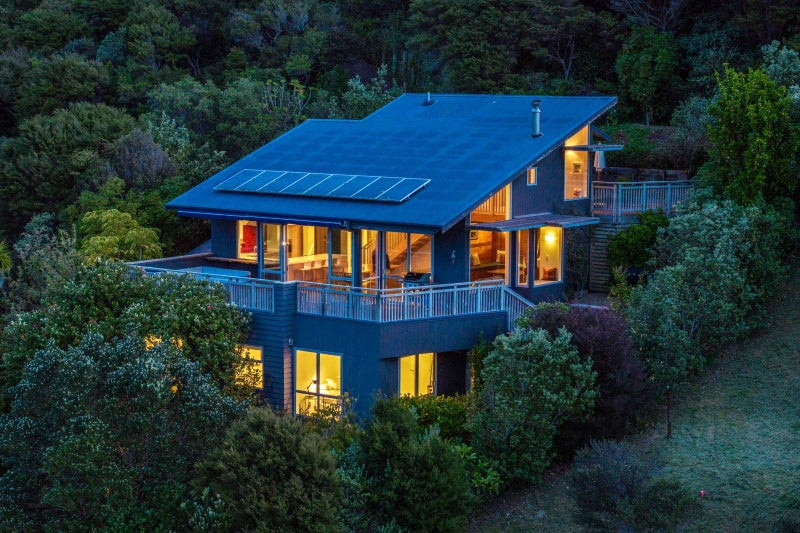 11 Empire Avenue, Oneroa, Waiheke Island - Carousel 1