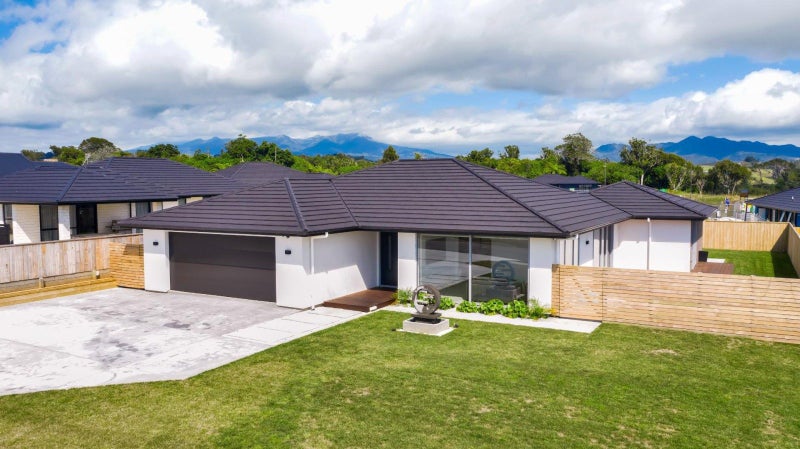 33 Honeyfield Drive, Whalers Gate, New Plymouth - Carousel 1