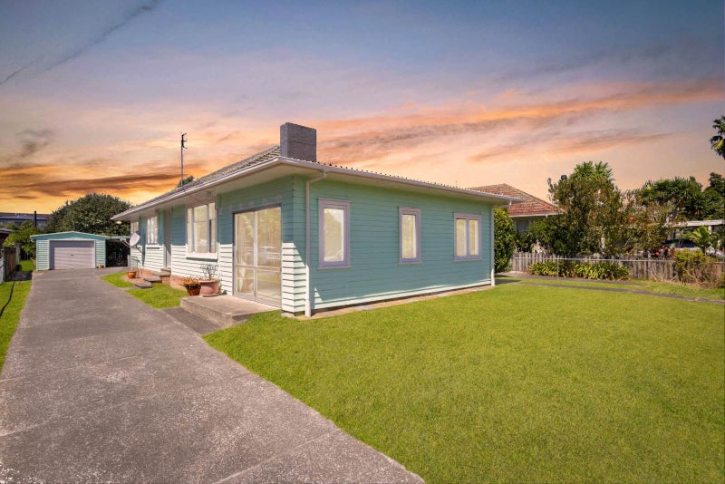 7 London Street, Te Atatu Peninsula, Auckland - Carousel 1