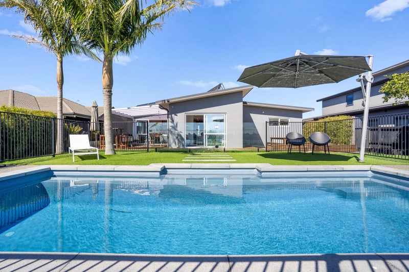 43 Aberdeen Crescent, Wattle Downs, Auckland - Carousel 2